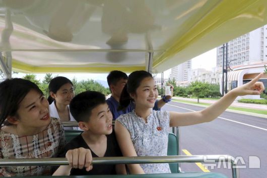 [원산=AP/뉴시스] 지난 1일 북한 강원도 원산의 원산-갈마 해안관광지구에서 관광용 카트에 탑승한 북한 주민들이 주변을 둘러보고 있다. 북한 노동신문은 갈마관광지구 개장을 알리며 "세상에 없는 황홀한 관광 명소"라고 선전했다. 원산 명사십리 해변 일대에 조성된 관광지구 개발은 북한이 11년간 공들인 숙원사업으로 알려져 있다. 2025.07.04.