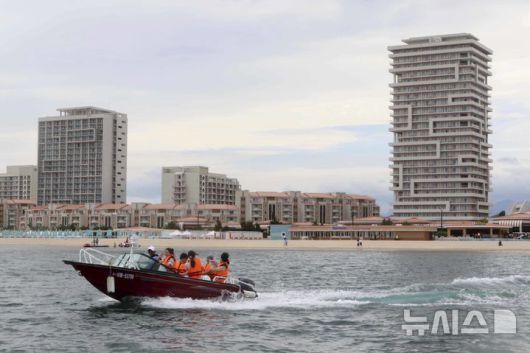 [원산=AP/뉴시스] 지난 2일 북한 강원도 원산의 원산-갈마 해안관광지구에서 관광객들이 모터보트를 즐기고 있다. 북한 노동신문은 갈마관광지구 개장을 알리며 "세상에 없는 황홀한 관광 명소"라고 선전했다. 원산 명사십리 해변 일대에 조성된 관광지구 개발은 북한이 11년간 공들인 숙원사업으로 알려져 있다. 2025.07.04.