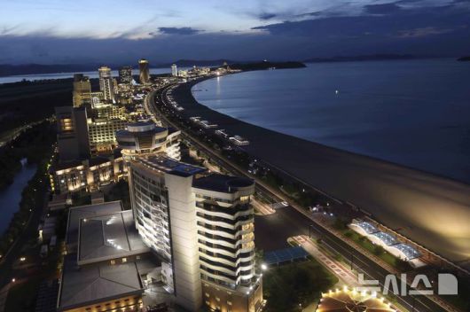 [원산=AP/뉴시스] 지난 2일 북한 강원도 원산의 원산-갈마 해안관광지구 야경 모습. 북한 노동신문은 갈마관광지구 개장을 알리며 "세상에 없는 황홀한 관광 명소"라고 선전했다. 2025.07.04.