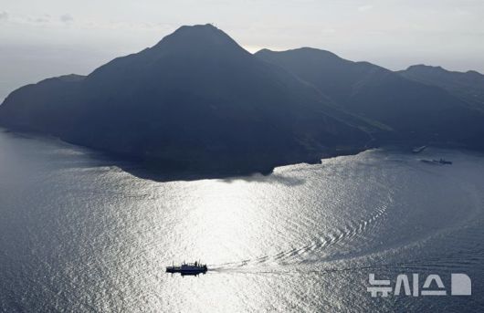 [아쿠세키섬=AP/뉴시스] 지난 6월 21일부터 크고 작은 지진이 1천 회가량 이어지고 있는 일본 남부 도카라 열도 지역에서 일시 대피를 원하는 주민과 방문객들을 태운 선박이 4일 아쿠세키섬 도시마촌에서 출항하고 있다. 2025.07.04.