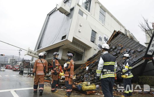 [와지마=AP/뉴시스] 3일 일본 이시카와현 와지마에서 구조대가 지진으로 무너진 건물 주변에서 수색·구조 준비를 하고 있다. 2024.01.03.