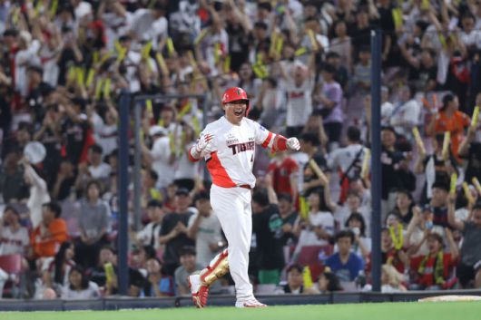 [서울=뉴시스] 프로야구 KIA 타이거즈 김태군이 4일 광주-기아 챔피언스필드에서 열린 2025 신한 쏠뱅크 KBO리그 롯데 자이언츠와의 경기에서 8회 역전 적시타를 친 뒤 환호하고 있다. (사진=KIA 타이거즈 제공) 2025.07.04. *재판매 및 DB 금지