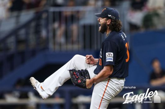 [서울=뉴시스] 김희준 기자 = 한화 이글스의 코디 폰세가 4일 고척스카이돔에서 열린 키움 히어로즈와의 경기에 선발 등판해 7이닝 1실점으로 호투한 뒤 인터뷰를 하고 있다. 2025.07.04jinxijun@newsis.com