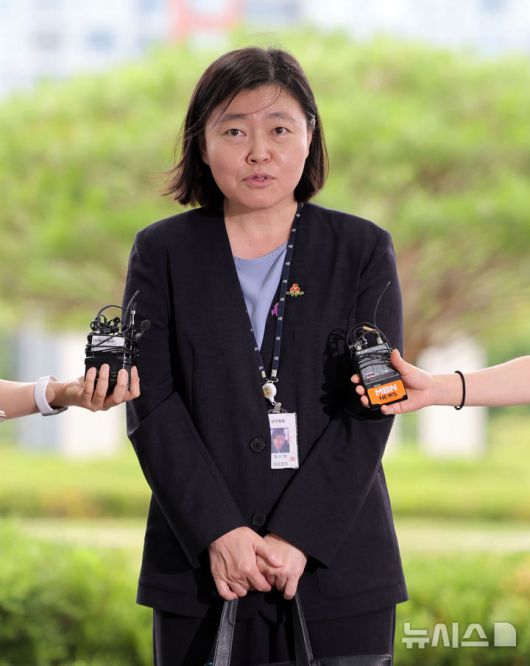 [서울=뉴시스] 홍효식 기자 = 임은정 신임 서울동부지검장이 4일 서울 송파구 서울동부지방검찰청으로 출근하며 취재진 질문에 답하고 있다. 2025.07.04. yesphoto@newsis.com