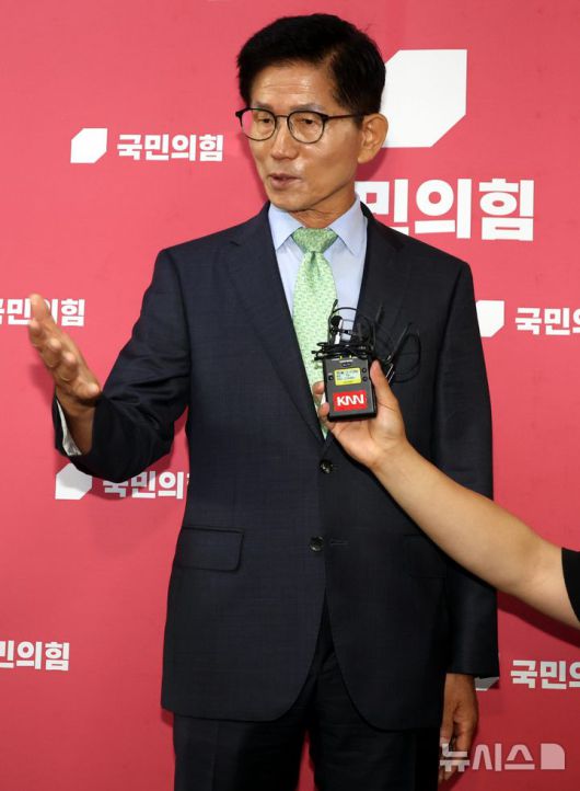 [서울=뉴시스] 조성봉 기자 = 김문수 전 국민의힘 대선후보가 4일 오전 서울 여의도 국회에서 송언석 비상대책위원장 겸 원내대표를 면담하고 취재진의 질문에 답변하고 있다. 2025.07.04. suncho21@newsis.com