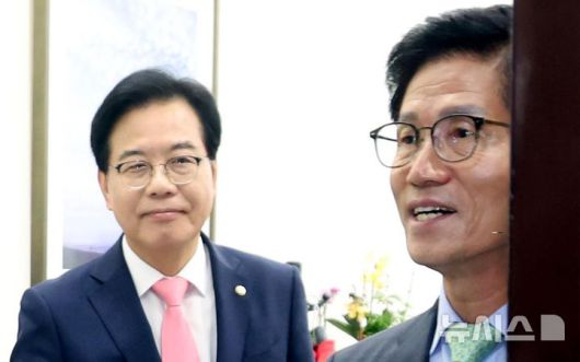 [서울=뉴시스] 조성봉 기자 = 송언석 국민의힘 비상대책위원장 겸 원내대표가 4일 오전 서울 여의도 국회에 예방온 김문수 전 대선후보를 배웅하고 있다. 2025.07.04. suncho21@newsis.com