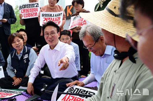 [서울=뉴시스] 배훈식 기자 = 김민석 국무총리가 4일 오전 서울 용산구 대통령실 앞 농민단체 항의 집회 현장을 찾아 농민들과 대화하고 있다. (공동취재) 2025.07.04. photo@newsis.com