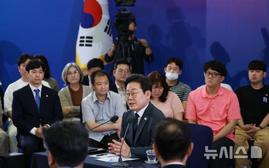 [대전=뉴시스] 고범준 기자 = 이재명 대통령이 4일 대전컨벤션센터에서 열린 '충청에서 듣다, 충청 타운홀 미팅'에서 발언하고 있다. (대통령실통신사진기자단) 2025.07.04. bjko@newsis.com