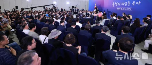 [대전=뉴시스] 고범준 기자 = 이재명 대통령이 4일 대전컨벤션센터에서 열린 '충청에서 듣다, 충청 타운홀 미팅'에서 발언하고 있다. (대통령실통신사진기자단) 2025.07.04. bjko@newsis.com