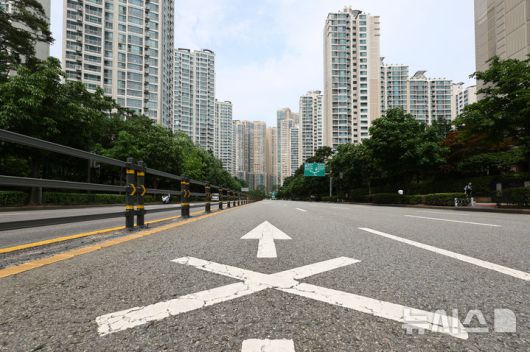 [서울=뉴시스] 황준선 기자 = 지난 4일 서울 송파구의 아파트 단지 모습. 2025.07.10. hwang@newsis.com