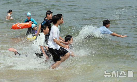 [부산=뉴시스] 하경민 기자 = 부산에 폭염경보가 발효 중인 4일 해운대해수욕장을 찾은 학생들이 시원한 바다에 뛰어들고 있다. 2025.07.04. yulnetphoto@newsis.com