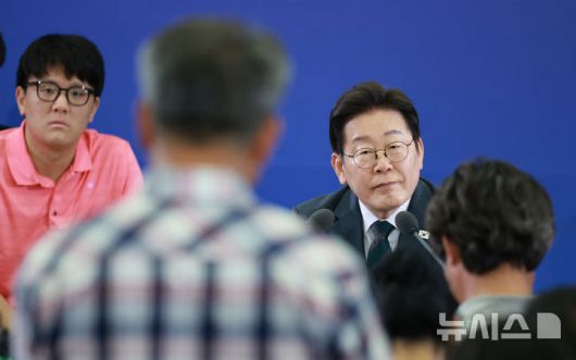 [대전=뉴시스] 고범준 기자 = 이재명 대통령이 4일 대전컨벤션센터에서 열린 '충청에서 듣다, 충청 타운홀 미팅'에서 참석자 발언을 듣고 있다. (대통령실통신사진기자단) 2025.07.04. bjko@newsis.com