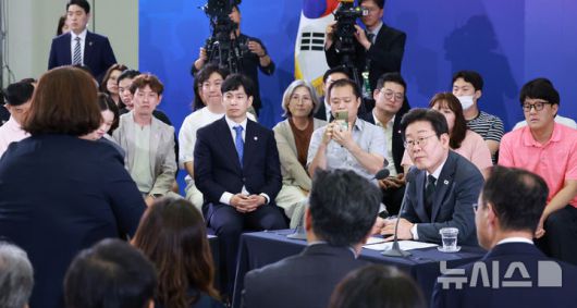 [대전=뉴시스] 고범준 기자 = 이재명 대통령이 4일 대전컨벤션센터에서 열린 '충청에서 듣다, 충청 타운홀 미팅'에서 참석자 발언을 듣고 있다. (대통령실통신사진기자단) 2025.07.04. bjko@newsis.com