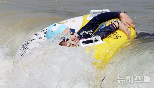 [부산=뉴시스] 하경민 기자 = 부산에 폭염경보가 발효 중인 4일 해운대해수욕장을 찾은 어린이들이 물놀이를 즐기고 있다. 2025.07.04. yulnetphoto@newsis.com