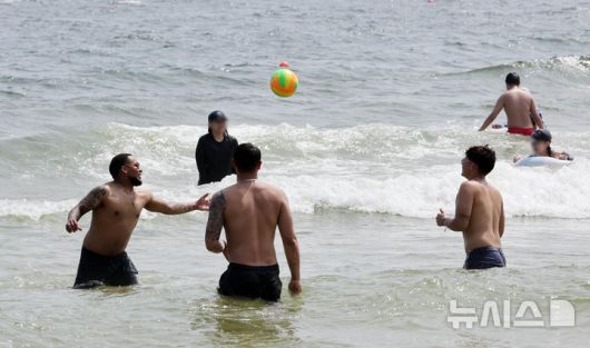 [부산=뉴시스] 하경민 기자 = 부산에 폭염경보가 발효 중인 4일 해운대해수욕장을 찾은 시민과 관광객들이 물놀이를 즐기고 있다. 2025.07.04. yulnetphoto@newsis.com