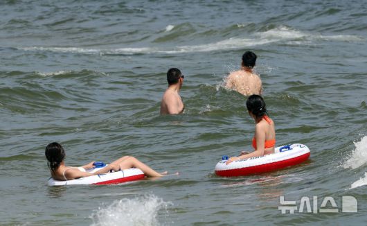 [부산=뉴시스] 하경민 기자 = 부산에 폭염경보가 발효 중인 4일 해운대해수욕장을 찾은 시민과 관광객들이 물놀이를 즐기고 있다. 2025.07.04. yulnetphoto@newsis.com