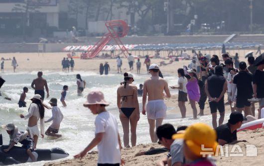 [부산=뉴시스] 하경민 기자 = 부산에 폭염경보가 발효 중인 4일 해운대해수욕장을 찾은 시민과 관광객들이 물놀이를 즐기고 있다. 2025.07.04. yulnetphoto@newsis.com
