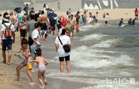 [부산=뉴시스] 하경민 기자 = 부산에 폭염경보가 발효 중인 4일 해운대해수욕장을 찾은 시민과 관광객들이 물놀이를 즐기고 있다. 2025.07.04. yulnetphoto@newsis.com