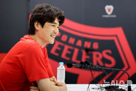 [포항=뉴시스] 이무열 기자 = 4일 경북 포항시 북구 포항스틸러스 송라클럽하우스에서 열린 기성용 입단 미디어데이에서 기성용이 취재진과 인터뷰를 하고 있다. 2025.07.04. lmy@newsis.com