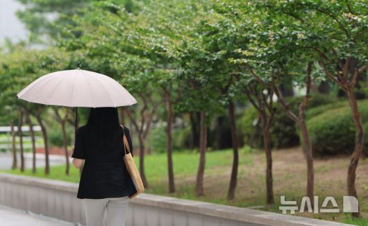 [서울=뉴시스] 황준선 기자 = 비가 내린 4일 오후 서울 서초구 서울중앙지방검찰청에서 우산을 쓴 시민들이 발걸음을 옮기고 있다. 2025.07.04. hwang@newsis.com