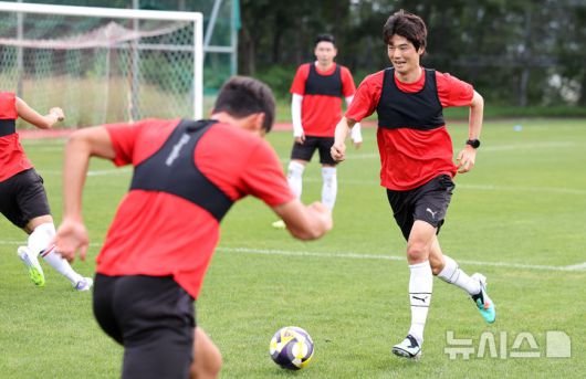 [포항=뉴시스] 이무열 기자 = 지난 4일 경북 포항시 북구 포항스틸러스 송라클럽하우스에서 열린 미디어데이에서 기성용이 훈련을 하고 있다. 2025.07.04. lmy@newsis.com