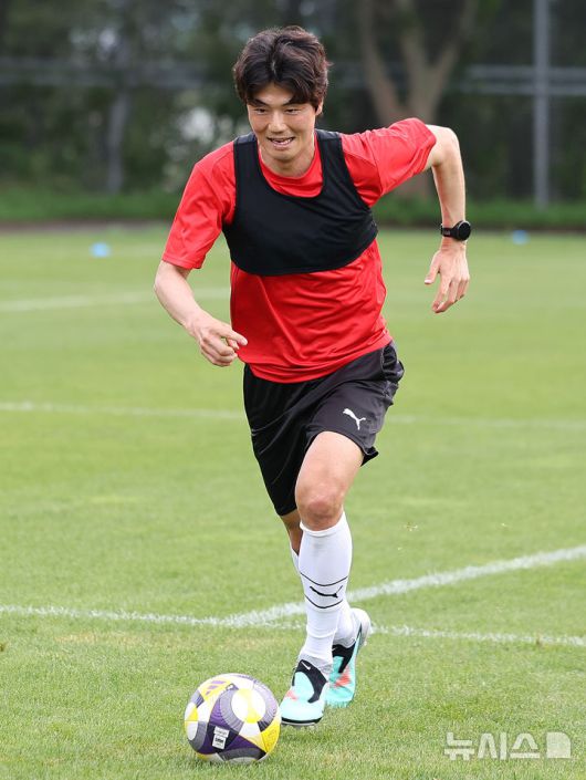 [포항=뉴시스] 이무열 기자 = 4일 경북 포항시 북구 포항스틸러스 송라클럽하우스에서 열린 미디어데이에서 기성용이 훈련을 하고 있다. 2025.07.04. lmy@newsis.com