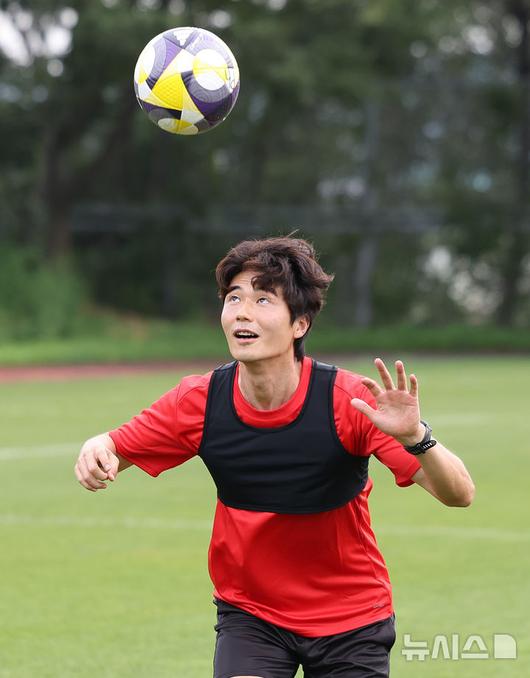 [포항=뉴시스] 이무열 기자 = 지난 4일 경북 포항시 북구 포항스틸러스 송라클럽하우스에서 열린 미디어데이에서 기성용이 훈련을 하고 있다. 2025.07.04. lmy@newsis.com