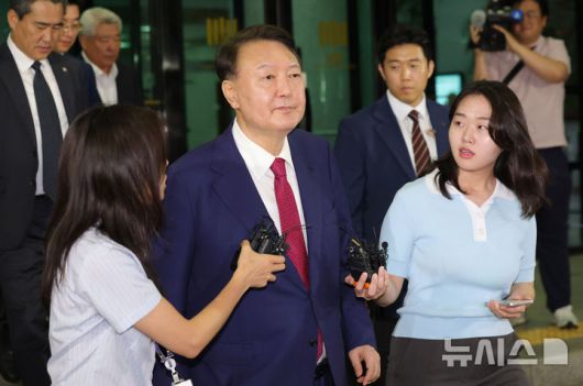 [서울=뉴시스] 홍효식 기자 = 윤석열 전 대통령이 5일 오후 서울 서초구 서울고등검찰청에 마련된 내란특검 사무실에서 2차 대면 조사를 마친 뒤 귀가하고 있다. 2025.07.05. yesphoto@newsis.com