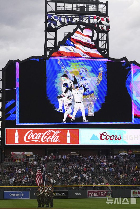 [덴버=AP/뉴시스] 미국 메이저리그 콜로라도 로키스와 시카고 화이트삭스가 5일(현지 시간) 미국 콜로라도주 덴버 쿠어스 필드에서 열린 2025 MLB 경기에 앞서 이날 지병으로 세상을 떠난 2005년 화이트삭스의 월드시리즈 우승 멤버 바비 젠크스를 추모하고 있다. 2025.07.06.