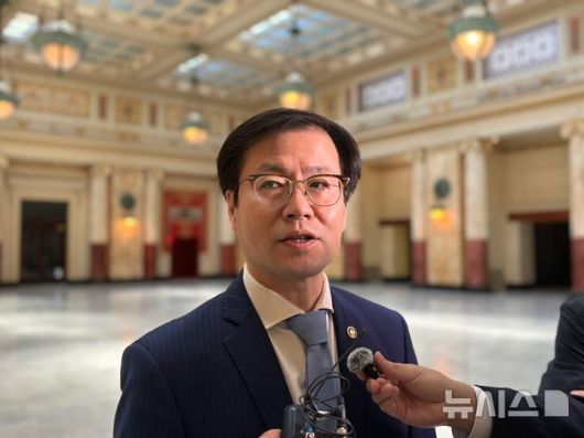 [워싱턴=뉴시스]이윤희 특파원 = 도널드 트럼프 미국 행정부 상호관세 유예 만료 시한이 임박하면서 불확실성이 고조되는 가운데, 여한구 산업통상자원부 통상교섭본부장이 5일(현지 시간) 미국 워싱턴DC 유니언 스테이션에 도착해 특파원들 질문에 답하고 있다. 2025.07.06.