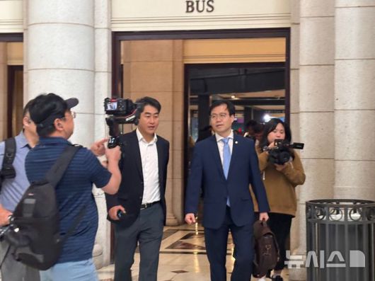 [워싱턴=뉴시스]이윤희 특파원 = 도널드 트럼프 미국 행정부 상호관세 유예 만료 시한이 임박하면서 불확실성이 고조되는 가운데, 여한구 산업통상자원부 통상교섭본부장이 5일(현지 시간) 미국 워싱턴DC 유니언 스테이션에 도착하고 있다. 2025.07.06.