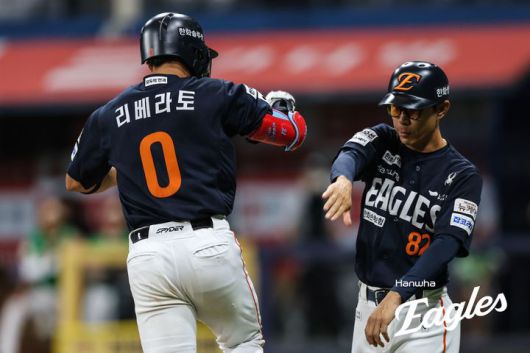 [서울=뉴시스] 프로야구 한화 이글스 리베라토가 6일 서울 고척스카이돔에서 열린 2025 신한 쏠뱅크 KBO리그 키움 히어로즈와의 경기에서 홈런을 친 뒤 베이스를 돌고 있다. (사진=한화 이글스 제공) 2025.07.06.