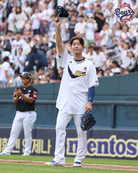 6일 잠실구장에서 열린 KT 위즈와의 경기에서 1회초 팬들을 향해 인사하는 김재호. 2025.07.06. (사진=두산 제공) *재판매 및 DB 금지