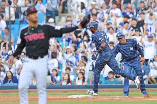 [서울=뉴시스] 프로야구 삼성 라이온즈 르윈 디아즈가 6일 대구 삼성라이온즈파크에서 열린 2025 신한 쏠뱅크 KBO리그 LG 트윈스와의 경기에서 홈런을 친 뒤 베이스를 돌고 있다. (사진=삼성 라이온즈 제공) 2025.07.06.