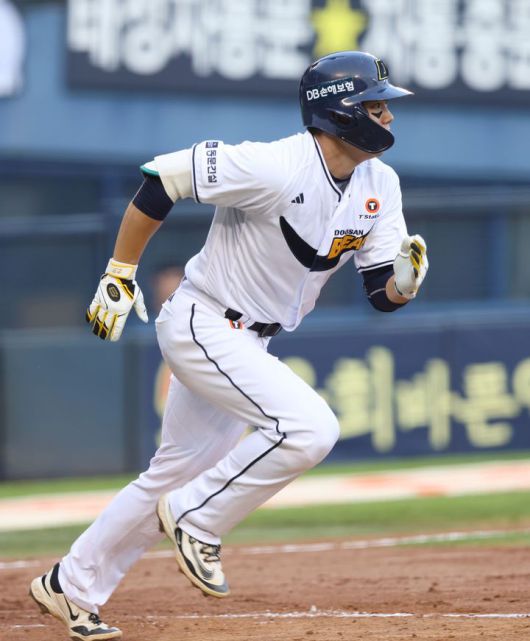 [서울=뉴시스] 프로야구 두산 베어스 김재환이 5일 서울 잠실구장에서 열린 2025 신한 쏠뱅크 KBO리그 KT 위즈와의 경기에서 안타를 치고 있다. (사진=두산 베어스 제공) 2025.07.05. *재판매 및 DB 금지