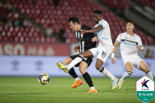 [서울=뉴시스] 프로축구 K리그2 성남FC의 신재원, 천안시티FC의 툰가라. (사진=한국프로축구연맹 제공) *재판매 및 DB 금지