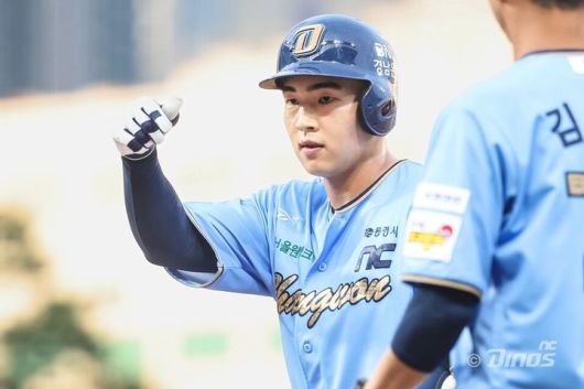 [서울=뉴시스] 프로야구 NC 다이노스 김휘집이 4일 창원NC파크에서 열린 2025 신한 쏠뱅크 KBO리그 SSG 랜더스와의 경기에서 안타를 친 뒤 세리머니를 펼치고 있다. (사진=NC 다이노스 제공) 2025.07.04.