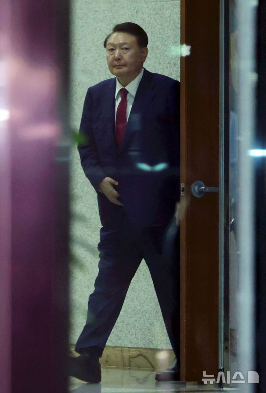 [서울=뉴시스] 홍효식 기자 = 윤석열 전 대통령이 5일 오후 서울 서초구 서울고등검찰청에 마련된 내란특검 사무실에서 2차 대면 조사를 마친 뒤 귀가하고 있다. 2025.07.06. yesphoto@newsis.com