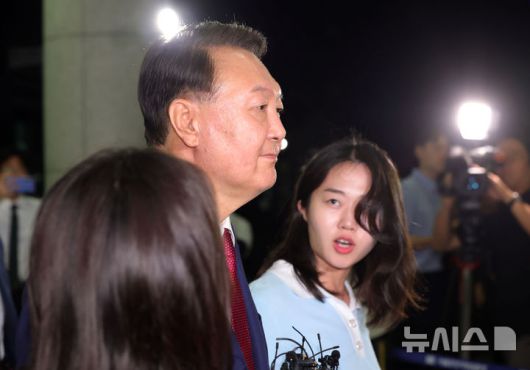 [서울=뉴시스] 홍효식 기자 = 윤석열 전 대통령이 5일 오후 서울 서초구 서울고등검찰청에 마련된 내란특검 사무실에서 2차 대면 조사를 마친 뒤 귀가하고 있다. 2025.07.06. yesphoto@newsis.com