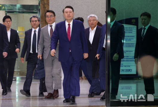 [서울=뉴시스] 홍효식 기자 = 윤석열 전 대통령이 5일 오후 서울 서초구 서울고등검찰청에 마련된 내란특검 사무실에서 2차 대면 조사를 마친 뒤 귀가하고 있다. 2025.07.06. yesphoto@newsis.com