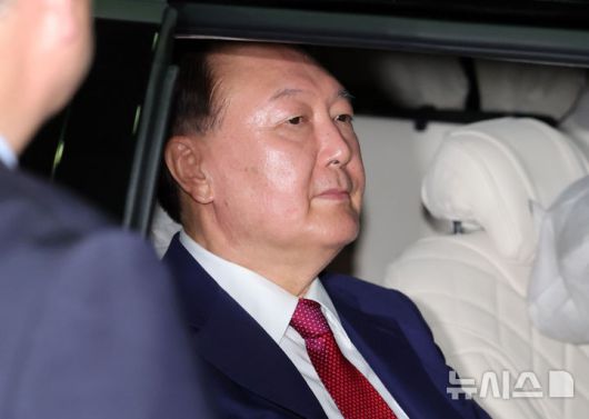 [서울=뉴시스] 홍효식 기자 = 윤석열 전 대통령이 5일 오후 서울 서초구 서울고등검찰청에 마련된 내란특검 사무실에서 2차 대면 조사를 마친 뒤 귀가하고 있다. 2025.07.06. yesphoto@newsis.com