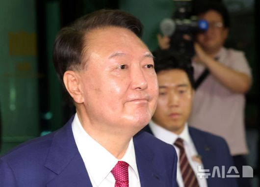 [서울=뉴시스] 홍효식 기자 = 윤석열 전 대통령이 5일 오후 서울 서초구 서울고등검찰청에 마련된 내란특검 사무실에서 2차 대면 조사를 마친 뒤 귀가하고 있다. 2025.07.06. yesphoto@newsis.com