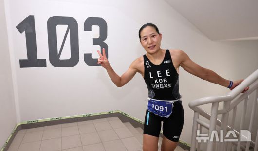[서울=뉴시스] 김근수 기자 = 6일 오전 서울 송파구 롯데월드타워 일대에서 열린 '2025 롯데 아쿠아슬론'에서 참가자가 타워 계단을 오르고 있다. 철인 3종 경기에서 사이클론을 제외한 오픈워터 수영과 마라톤을 함께 겨루는 '2024 롯데 아쿠아슬론'은 석촌호수 두 바퀴(총 1.5Km)를 완영 후, 롯데월드타워 1층부터 123층까지 2,917개의 계단을 오르는 수직 마라톤 스카이런(SKY RUN)으로 진행됐다.(공동취재) 2025.07.06. photo@newsis.com
