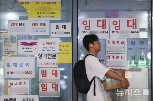 [서울=뉴시스] 김근수 기자 = 6일 서울 송파구의 한 종합상가 점포 앞에 임대 안내문이 붙어 있다. 2025.07.06.