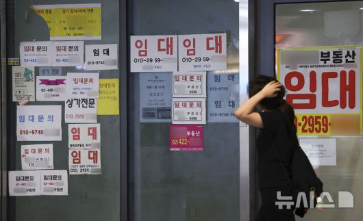 [서울=뉴시스] 김근수 기자 = 6일 서울 송파구의 한 종합상가 점포 앞에 임대 안내문이 붙어 있다. 6일 국세청 국세 통계에 따르면 지난해 개인·법인을 포함해 폐업 신고한 사업자는 100만8282명이다. 전년보다 2만1795명 증가했다. 전년보다 2만1795명 증가했다. 폐업자는 2019년 92만2159명에서 3년 연속 감소해 2022년 86만7292명까지 줄었다. 2025.07.06.