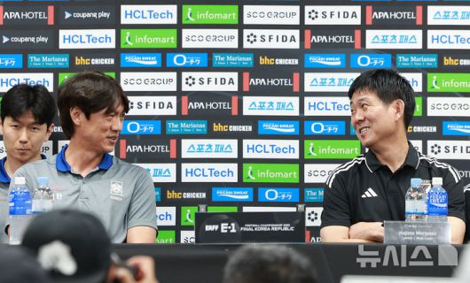 [용인=뉴시스] 이영환 기자 = 홍명보 한국 축구대표팀 감독과 모리야스 하지메 일본 축구대표팀 감독이 6일 오후 경기 용인시 처인구 용인미르스타디움에서 열린 2025 EAFF(동아시아축구연맹) E-1 챔피언십(동아시안컵) 기자회견에 참석해 대화를 하고 있다. 2025.07.06. 20hwan@newsis.com