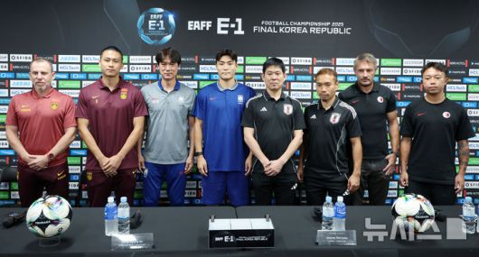 [용인=뉴시스] 이영환 기자 = 6일 오후 경기 용인시 처인구 용인미르스타디움에서 열린 2025 EAFF(동아시아축구연맹) E-1 챔피언십(동아시안컵) 기자회견에 참석한 4개국 대표팀 감독과 대표 선수가 기념촬영을 하고 있다.왼쪽부터 데얀 주르예비치 중국 축구대표팀 감독, 중국 축구대표팀 장유닝, 한국 축구대표팀 홍명보 감독, 한국 축구대표팀 박진섭, 모리야스 하지메 일본 축구대표팀 감독, 일본 축구 대표팀 나가모토 유토, 애슐리 웨스트우드 홍콩 축구대표팀 감독, 홍콩 축구대표팀 리카호. 2025.07.06. 20hwan@newsis.com