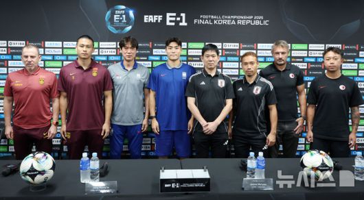 [용인=뉴시스] 이영환 기자 = 6일 오후 경기 용인시 처인구 용인미르스타디움에서 열린 2025 EAFF(동아시아축구연맹) E-1 챔피언십(동아시안컵) 기자회견에 참석한 4개국 대표팀 감독과 대표 선수가 기념촬영을 하고 있다.왼쪽부터 데얀 주르예비치 중국 축구대표팀 감독, 중국 축구대표팀 장유닝, 한국 축구대표팀 홍명보 감독, 한국 축구대표팀 박진섭, 모리야스 하지메 일본 축구대표팀 감독, 일본 축구 대표팀 나가모토 유토, 애슐리 웨스트우드 홍콩 축구대표팀 감독, 홍콩 축구대표팀 리카호. 2025.07.06. 20hwan@newsis.com