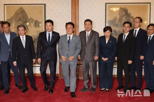 [서울=뉴시스] 조성우 기자 = 김민석 국무총리와 김병기 더불어민주당 대표 직무대행 겸 원내대표, 강훈식 대통령 비서실장 등 참석자들이 6일 오후 서울 종로구 삼청동 국무총리 공관에서 열린 이재명 정부 첫 고위당정협의회에서 기념촬영을 하고 있다. (공동취재) 2025.07.06. photo@newsis.com