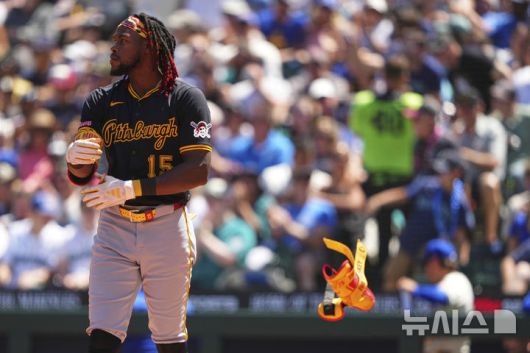 [피츠버그=AP/뉴시스]미국 메이저리그(MLB) 피츠버그 파이리츠의 중견수 오닐 크루스가 6일(현지 시간) 미국 워싱턴주 시애틀의 T-모바일 파크에서 벌어진 2025 MLB 시애틀 매리너스와의 경기에 5번 타자 중견수로 선발 출전해 4회초 삼진으로 물러난 뒤 손목 보호대를 벗고 있다. 이날 크루스는 리그 역대 두 번째로 빠른 외야 송구를 던졌다. 2025.07.06.